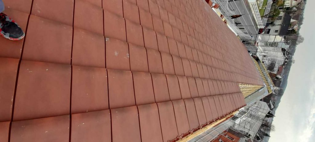 Pose de tuiles ventilees pour aeration optimale du grenier a Longpont-sur-Orge