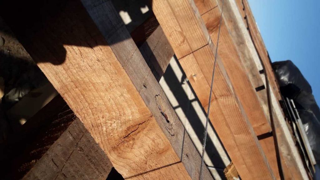 Soudure et reparation d'une gouttiere en zinc endommagee a Longpont-sur-Orge