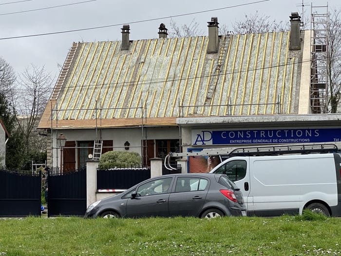 Travaux de reparation de toiture en urgence sur une maison en Essonne