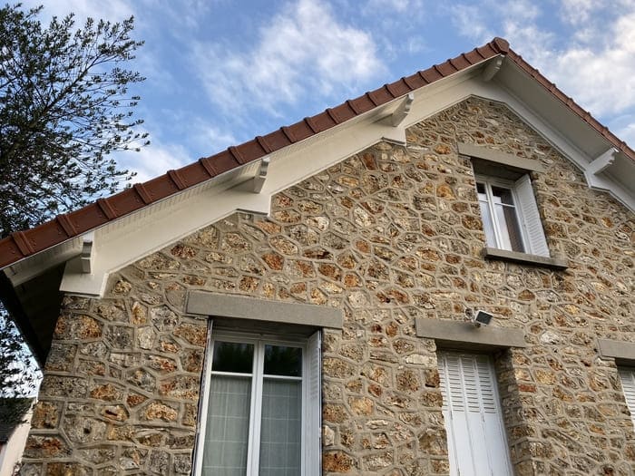 Couvreur expert verifiant l'etat d'une couverture lors d'une inspection de toiture