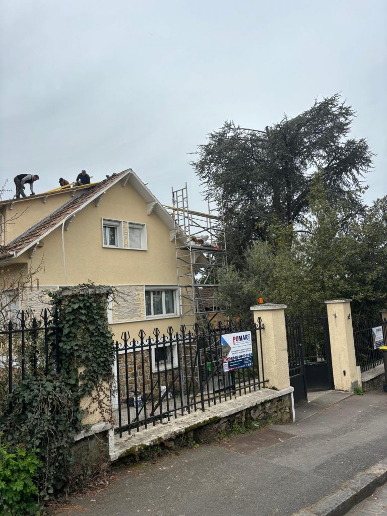 Installation d'une fenetre de toit Velux sur une toiture renovee a Longpont-sur-Orge