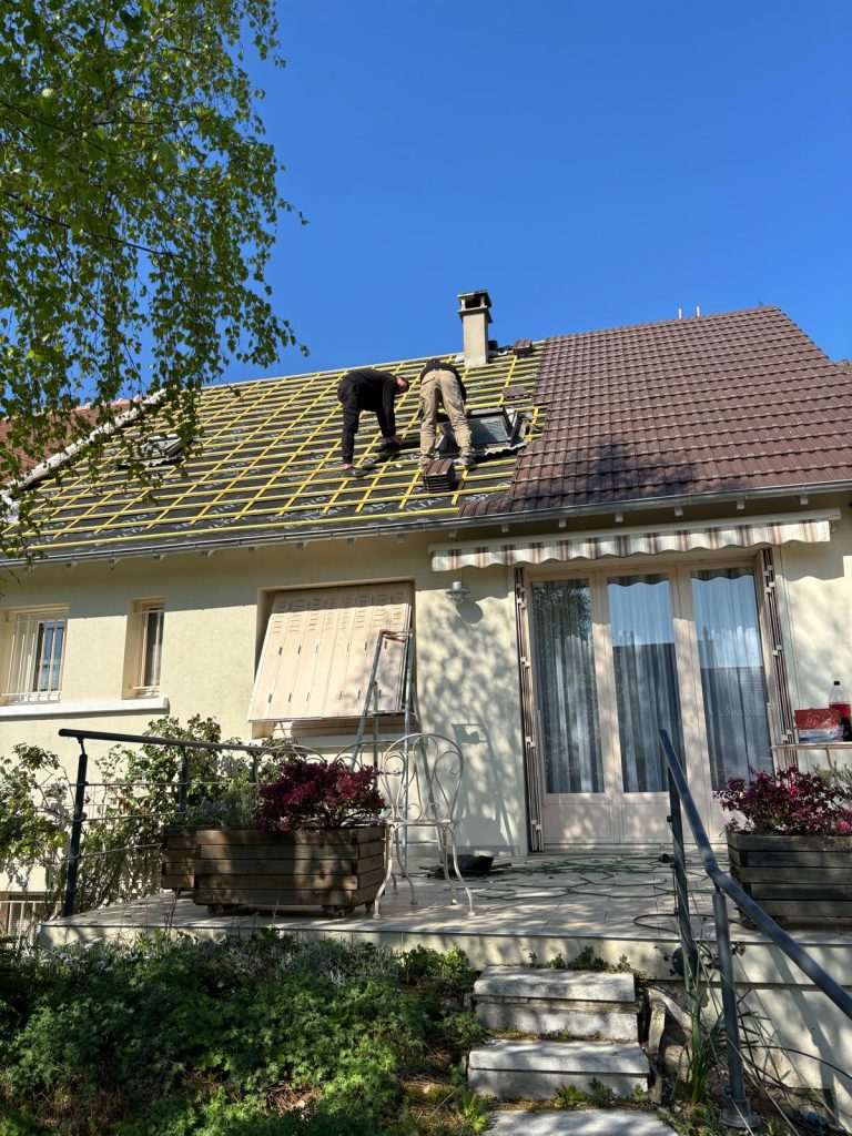 Pose et etancheite d'un Velux sur toiture en tuiles par un couvreur expert