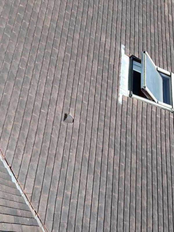 Remise en etat de tuiles arrachees par le vent sur une toiture en Ile-de-France